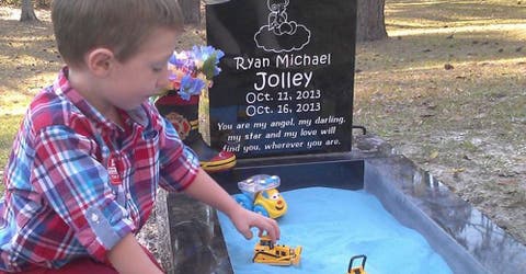 Su madre transforma la tumba de su hermanito fallecido para que él pueda jugar con él