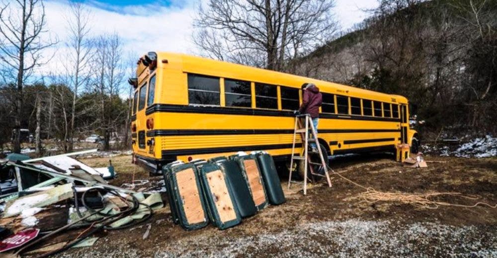 Prepárate para ver lo que hizo esta aventurera pareja con un viejo autobús escolar