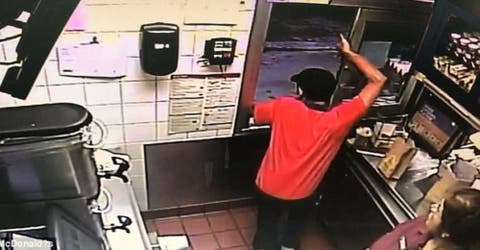 Un joven empleado de McDonald’s arriesga su vida para salvar la de una mujer y sus hijos