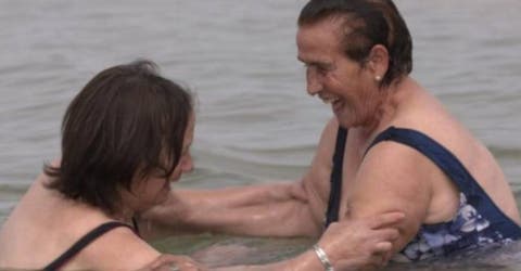 La emotiva reacción de 2 mujeres que nunca habían tenido la oportunidad de ver el mar