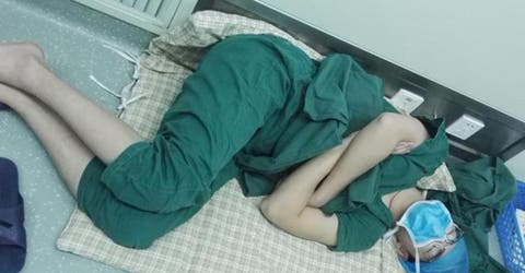 Descubre por qué se hicieron virales las imágenes de este cirujano tomando la siesta