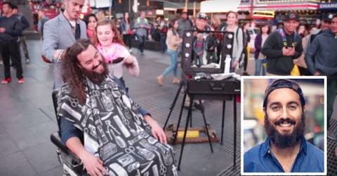 Un hombre permite que los transeúntes le corten por completo el cabello y conmueve al mundo