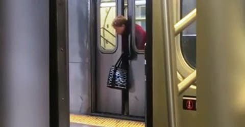 Todos hicieron la vista gorda ante la penosa y descabellada situación de una mujer en el metro
