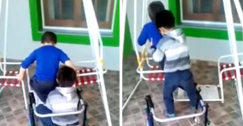 Las maestras graban el gesto de un niño cuando su amigo discapacitado intenta usar el columpio