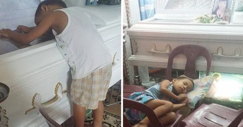 Un pequeño de 5 años se aferra al ataúd de su mamá tras perder la vida dando a luz a su hermano