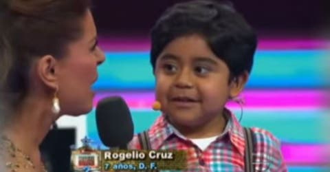 Una presentadora le pregunta a un niño «¿Quién es Dios?» y rompe en llanto al oír la respuesta
