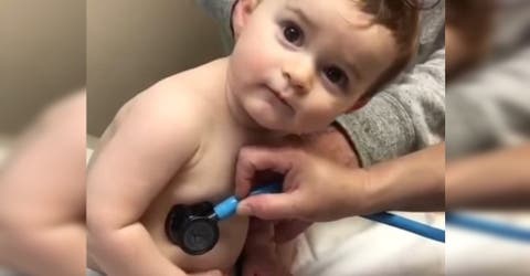 La enfermera se queda desconcertada con la reacción de un bebé mientras lo examinaba