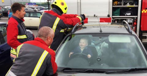 Un bebé encerrado en un vehículo enamora al mundo con sus carcajadas mientras lo liberan