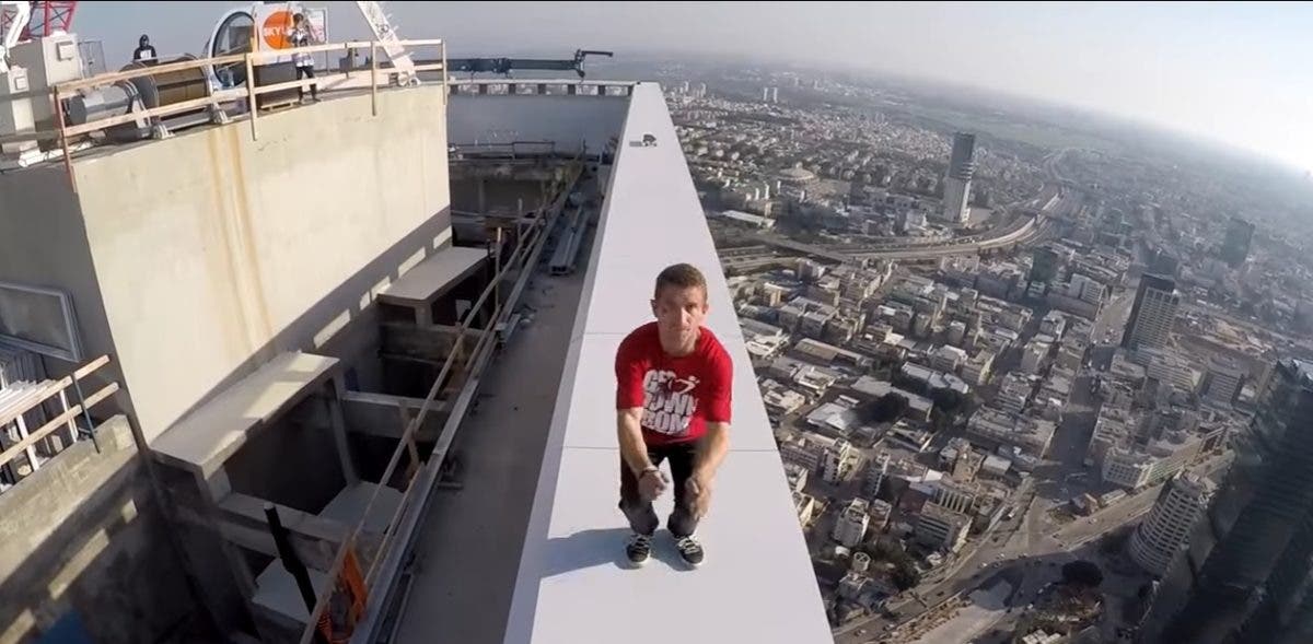 Un grupo de jóvenes desafía a la muerte en la azotea de altos edificios