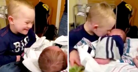 Un niño con Síndrome de Down emociona a sus padres al ver a su hermanito por primera vez