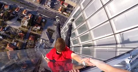 Un grupo de jóvenes desafía a la muerte en la azotea de altos edificios