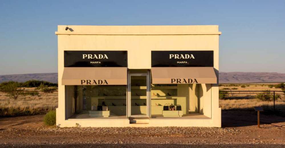 La polémica que hay detrás de la famosa «Tienda Prada» construida en medio del desierto La polémica que hay detrás de la famosa «Tienda Prada» construida en medio del desierto