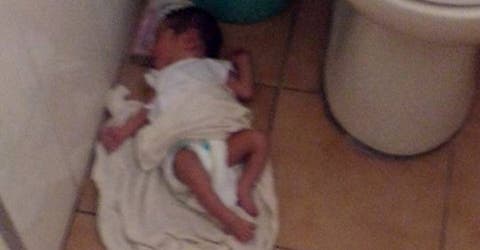 A esta bebé recién nacida la encontraron abandonada en un lavabo en Filipinas