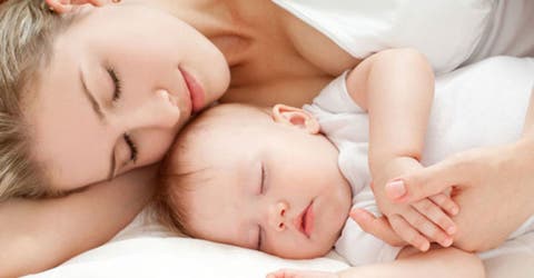 ¿Debes dormir con tu bebé después de los 4 meses? Esto es lo que dicen los expertos