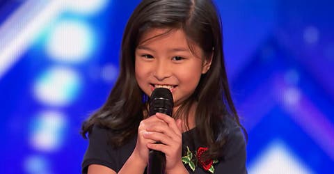 Una niña interpreta una canción muy difícil en un programa de talento estremeciendo al jurado