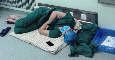 Este doctor duerme en el suelo de un hospital de China por una estremecedora razón