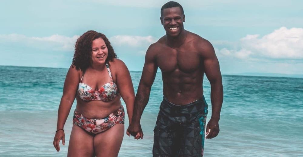 La foto de una mujer con su marido en la playa se hace viral – «Él ama mis curvas»