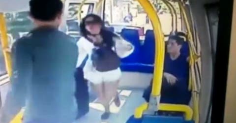 Un pasajero del autobús la atacó brutalmente «por llevar pantalones cortos» durante el Ramadán