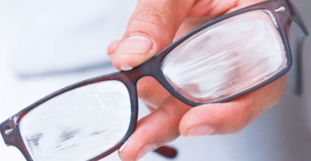 8 trucos efectivos para eliminar los irritantes rayones de tus gafas