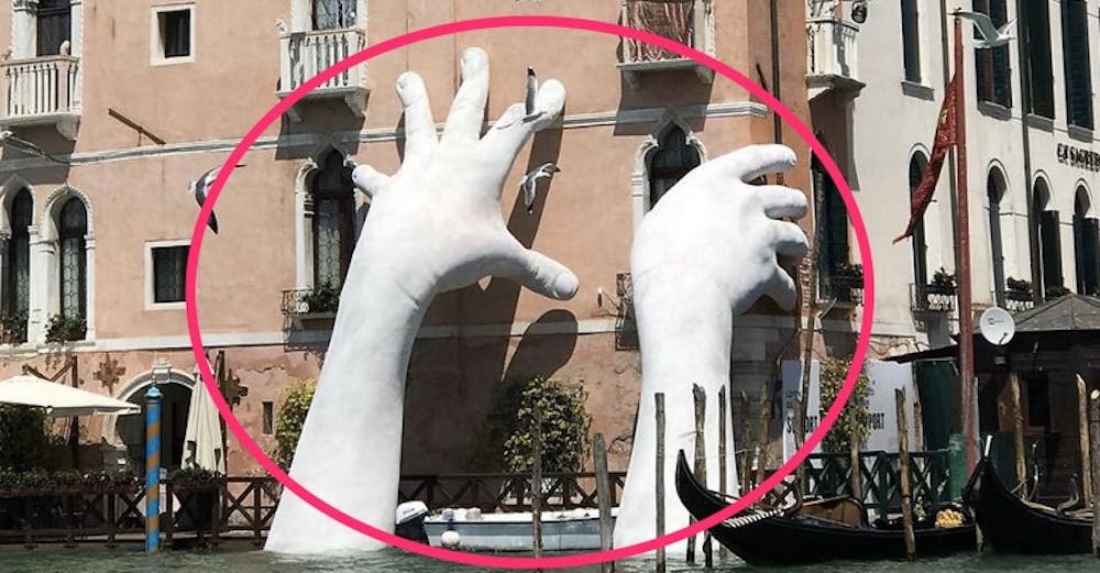 Los habitantes de Venecia se han despertado con unas extrañas manos que sobresalen del agua