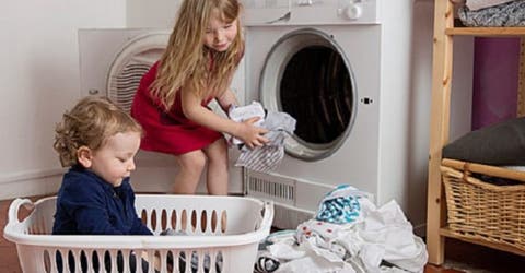 8 consejos de expertos para criar niños felices mientras participan en las labores del hogar