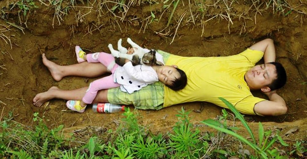 Juega con su hija de 2 años en la tumba que cavó para ella por una razón que conmueve al mundo Juega con su hija de 2 años en la tumba que cavó para ella por una razón que conmueve al mundo
