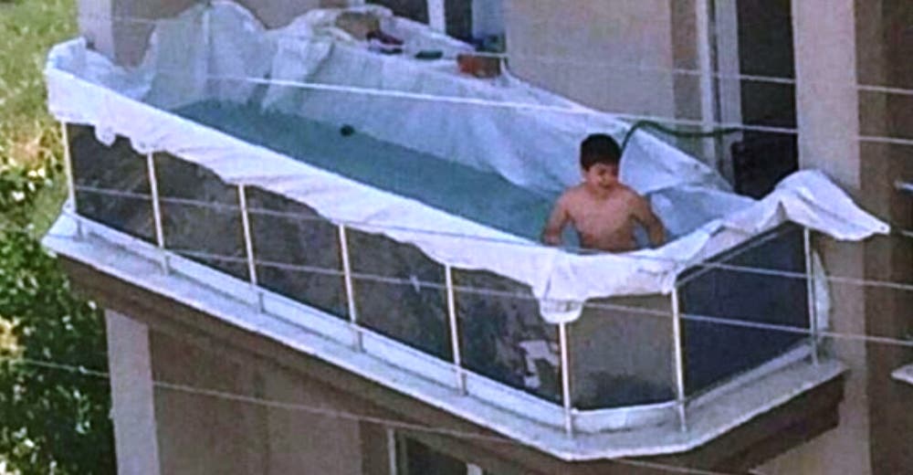 El grave peligro que hay detrás de la graciosa foto del niño en la «piscina» improvisada El grave peligro que hay detrás de la graciosa foto del niño en la «piscina» improvisada
