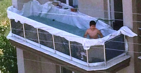 El grave peligro que hay detrás de la graciosa foto del niño en la «piscina» improvisada