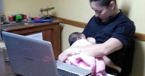 Una mujer policía alimenta a la bebé que fue rechazada por su madre