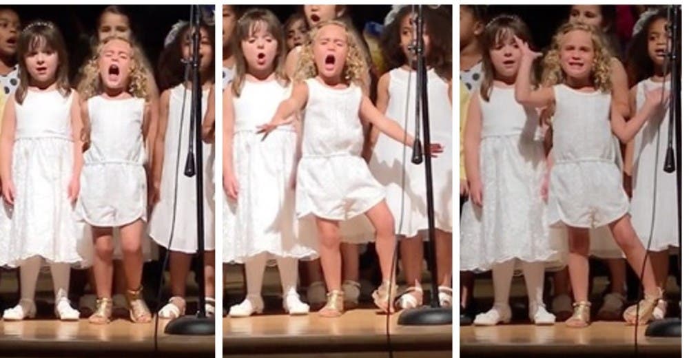 La pasión de una niña de 4 años en su acto de graduación dejó a todos boquiabiertos La pasión de una niña de 4 años en su acto de graduación dejó a todos boquiabiertos