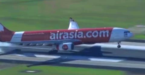 Pánico en pleno vuelo de AirAsia – El piloto le pidió a los pasajeros que «rezaran una oración»