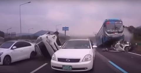 Un autobús causa brutal accidente en Corea del Sur y las escenas estremecen al mundo