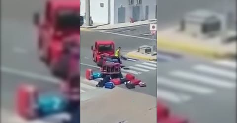 Un indignante video muestra cómo un empleado arremetió contra el equipaje de los pasajeros