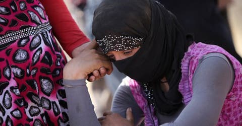 Fue raptada por el Estado Islámico y le dieron de comer los restos de su hijo asesinado