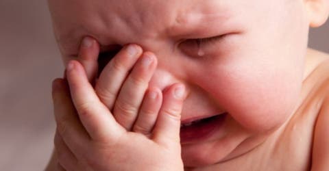 ¿Debemos cargar a los bebés cuando lloran? Esta investigación reveló sorprendentes resultados