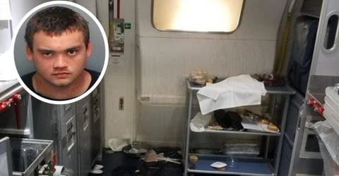 Una aterrada azafata de Delta Air Lines rompió 2 botellas de vino sobre la cabeza de un pasajero