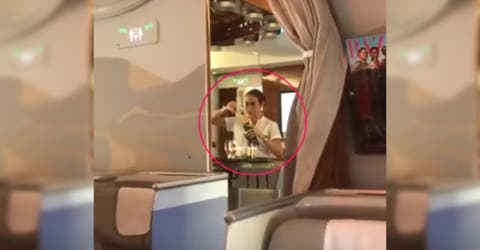 Lo que hizo esta azafata de Emirates Airlines cuando la grabaron indignó a todos