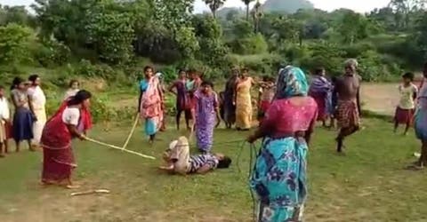 Un grupo de mujeres en la India arremetió contra un hombre para vengar su repudiable crimen