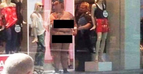 Se atrevió a posar desnuda en la vitrina de una tienda de ropa como señal de protesta