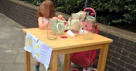 Insólito – Un grupo de insensibles policías multó a una niña de 5 años por vender limonada