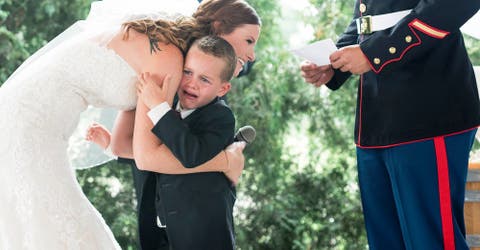 Un niño de 4 años rompe en llanto al escuchar los votos de su madrastra en la boda de su papá