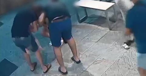 El impactante momento en el que un policía salva a una niña que se ahogó mientras comía