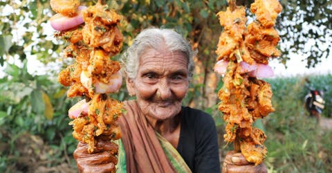 Tiene 106 años y su nieto la convirtió en la youtuber más famosa de la India