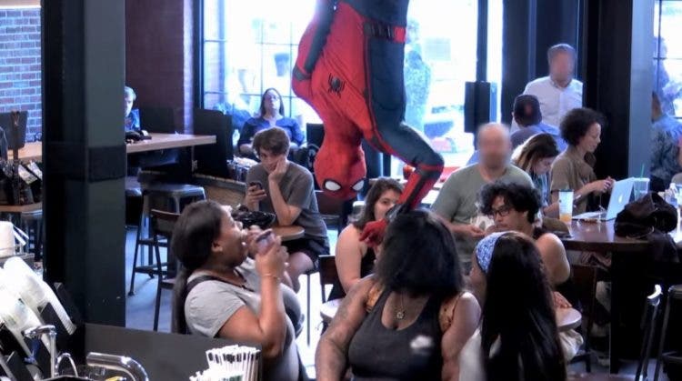 spiderman agarra cafe cafeteria starbucks new york city broma estreno pelicula homecoming regreso a casa