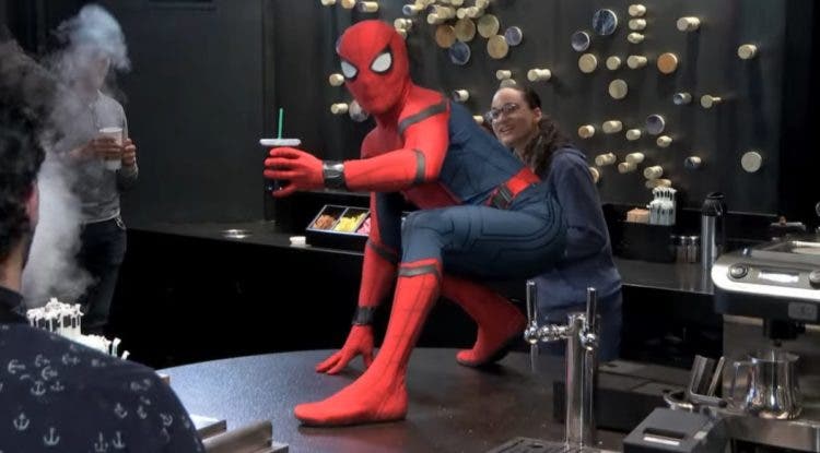 spiderman agarra cafe cafeteria starbucks new york city broma estreno pelicula homecoming regreso a casa