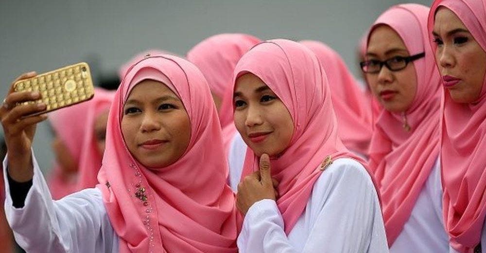 Por esta razón, para las mujeres de Malasia tener redes sociales es una verdadera pesadilla Por esta razón, para las mujeres de Malasia tener redes sociales es una verdadera pesadilla