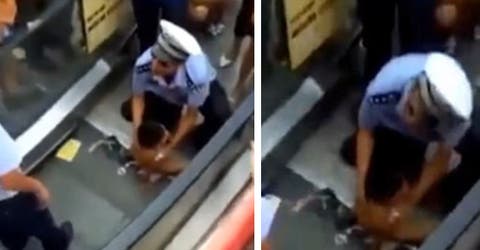 Un niño quedó atrapado en una escalera mecánica mientras jugaba en un supermercado en China