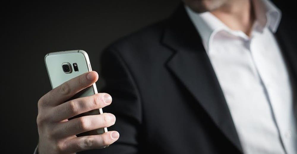 Descubre la infidelidad de su novia por un «descuido» en una foto que ella le envió Descubre la infidelidad de su novia por un «descuido» en una foto que ella le envió