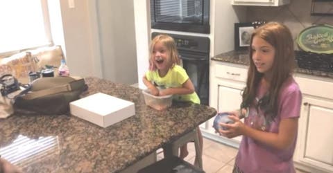 La reacción de estas 2 niñas al conocer a su nueva hermana adoptada emociona al mundo