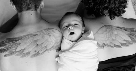 Una pareja se tatuó unas alas de ángel en la espalda por un motivo desgarrador